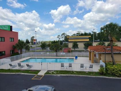 Days Inn & Suites by Wyndham Orlando East UCF Area - image 3
