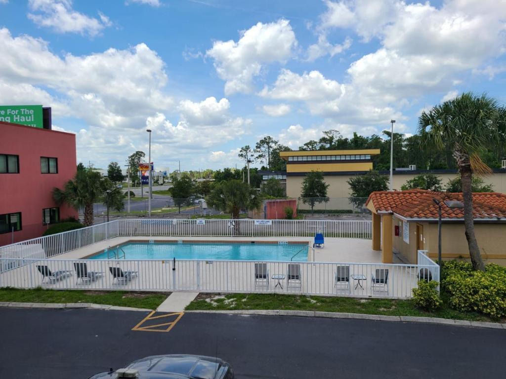 Days Inn & Suites by Wyndham Orlando East UCF Area - image 3
